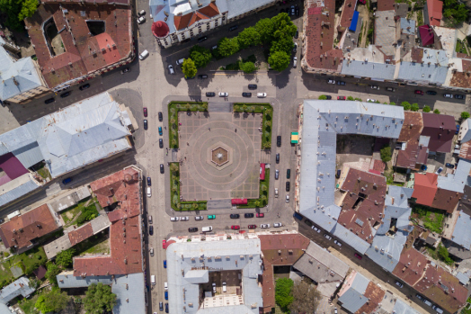 Comment les fusions et regroupements d'établissements redéfinissent les besoins en leadership